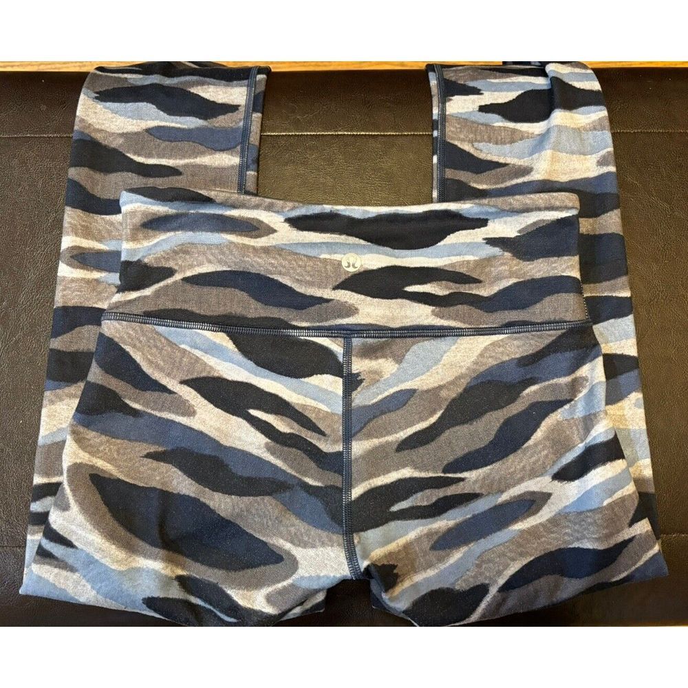 Lululemon Women's Cropped Leggings Sz 4 Multi Colored - Picture 2 of 5